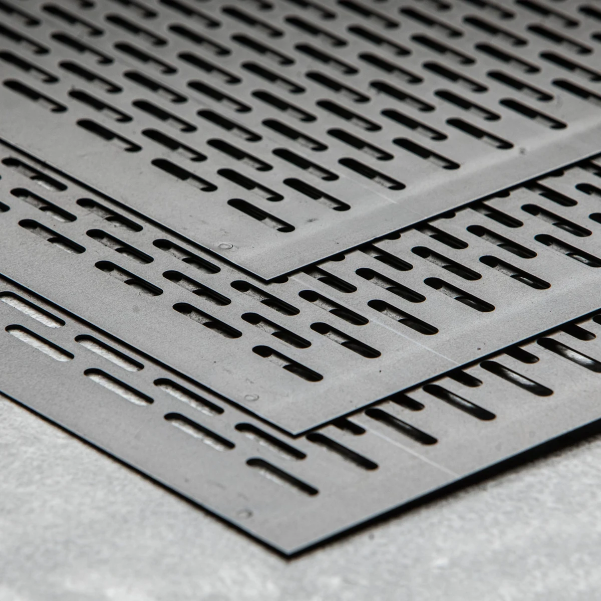 Detalle ilustrativo de chapa perforada oblonga